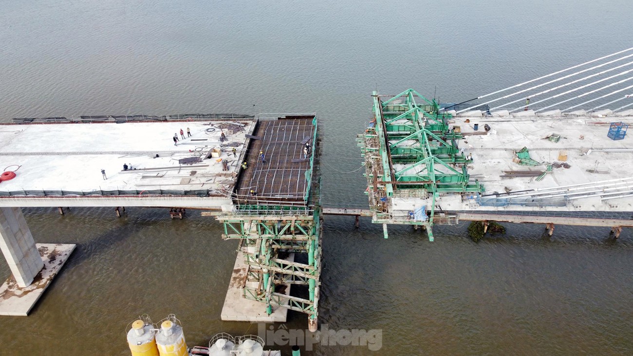 Công nhân làm xuyên Tết, gấp rút xây cầu nghìn tỷ nối Hải Phòng với Quảng Ninh - Ảnh 9.