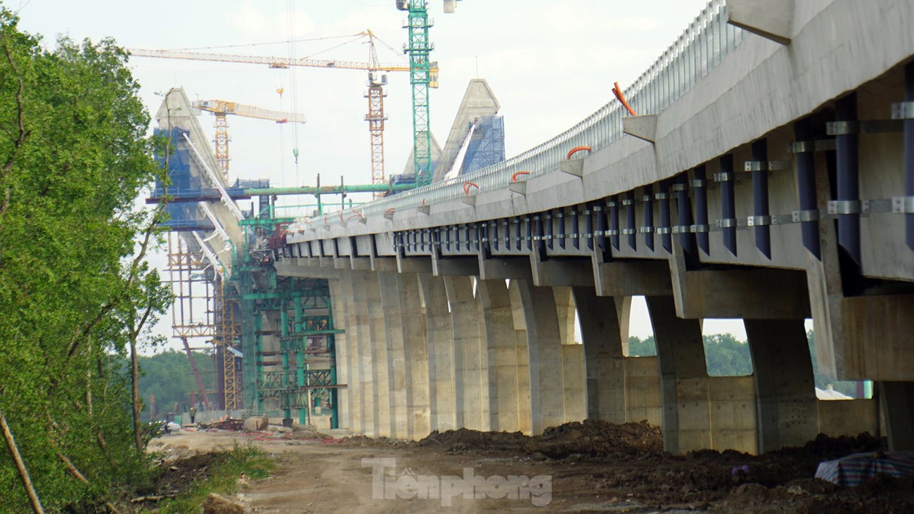 Công nhân làm xuyên Tết, gấp rút xây cầu nghìn tỷ nối Hải Phòng với Quảng Ninh - Ảnh 8.