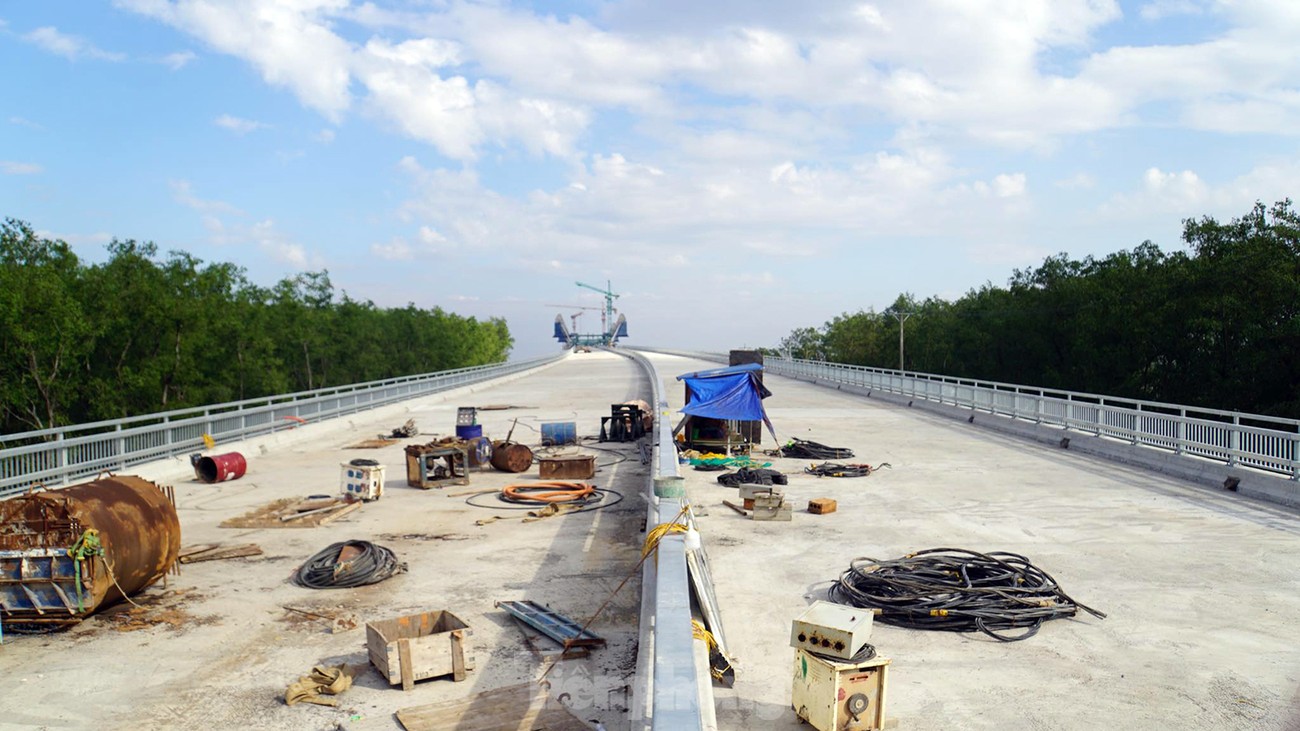 Công nhân làm xuyên Tết, gấp rút xây cầu nghìn tỷ nối Hải Phòng với Quảng Ninh - Ảnh 7.