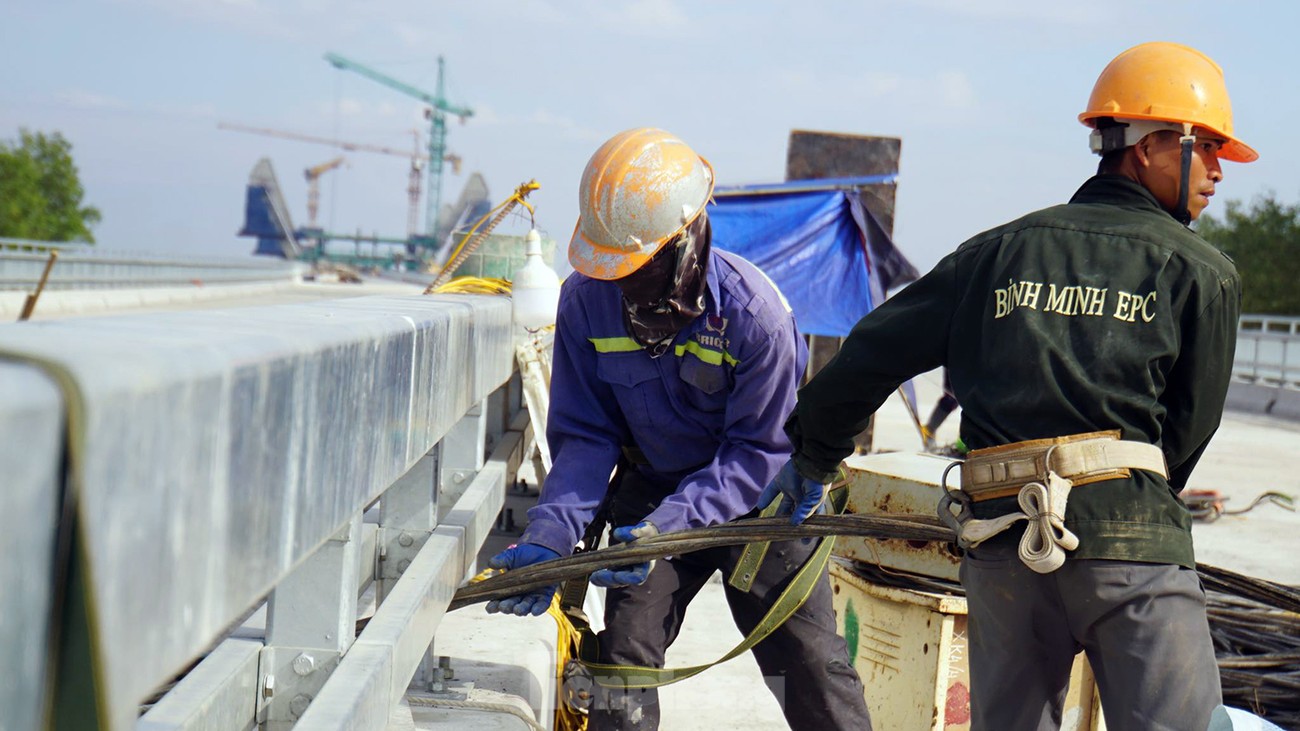 Công nhân làm xuyên Tết, gấp rút xây cầu nghìn tỷ nối Hải Phòng với Quảng Ninh - Ảnh 10.