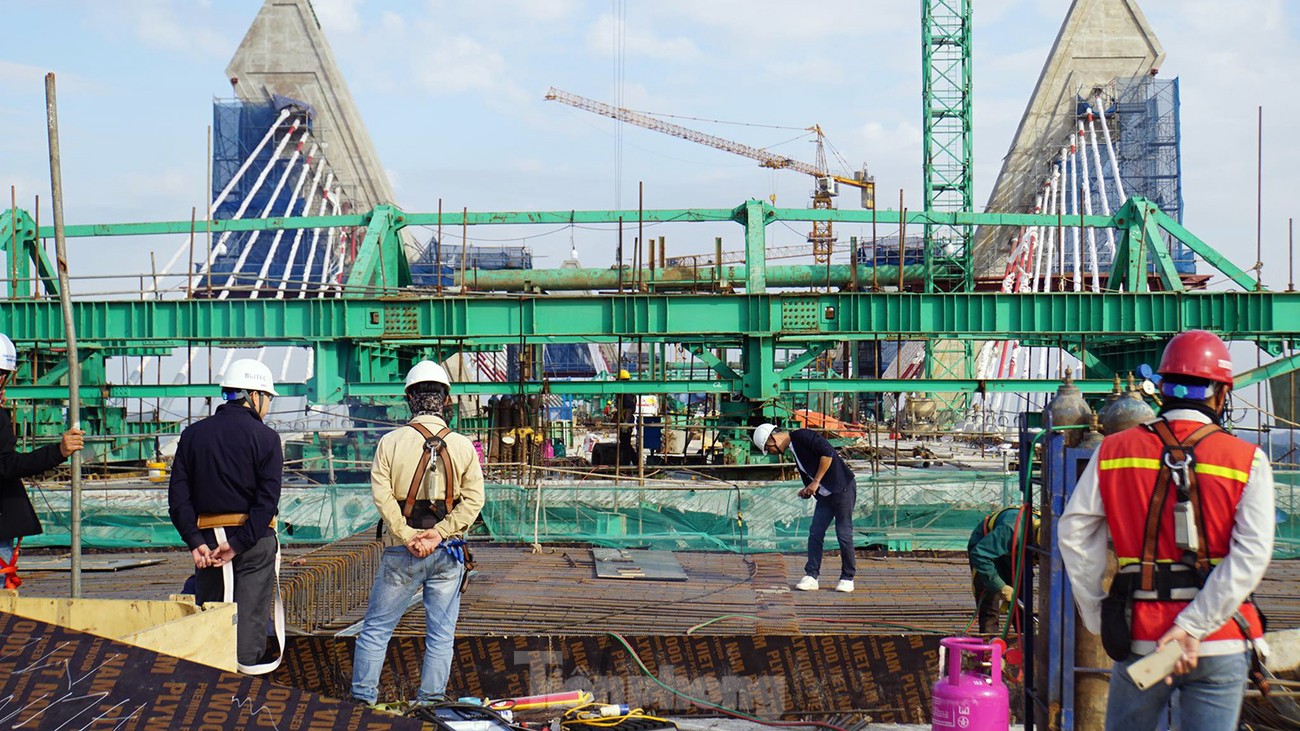 Công nhân làm xuyên Tết, gấp rút xây cầu nghìn tỷ nối Hải Phòng với Quảng Ninh - Ảnh 4.