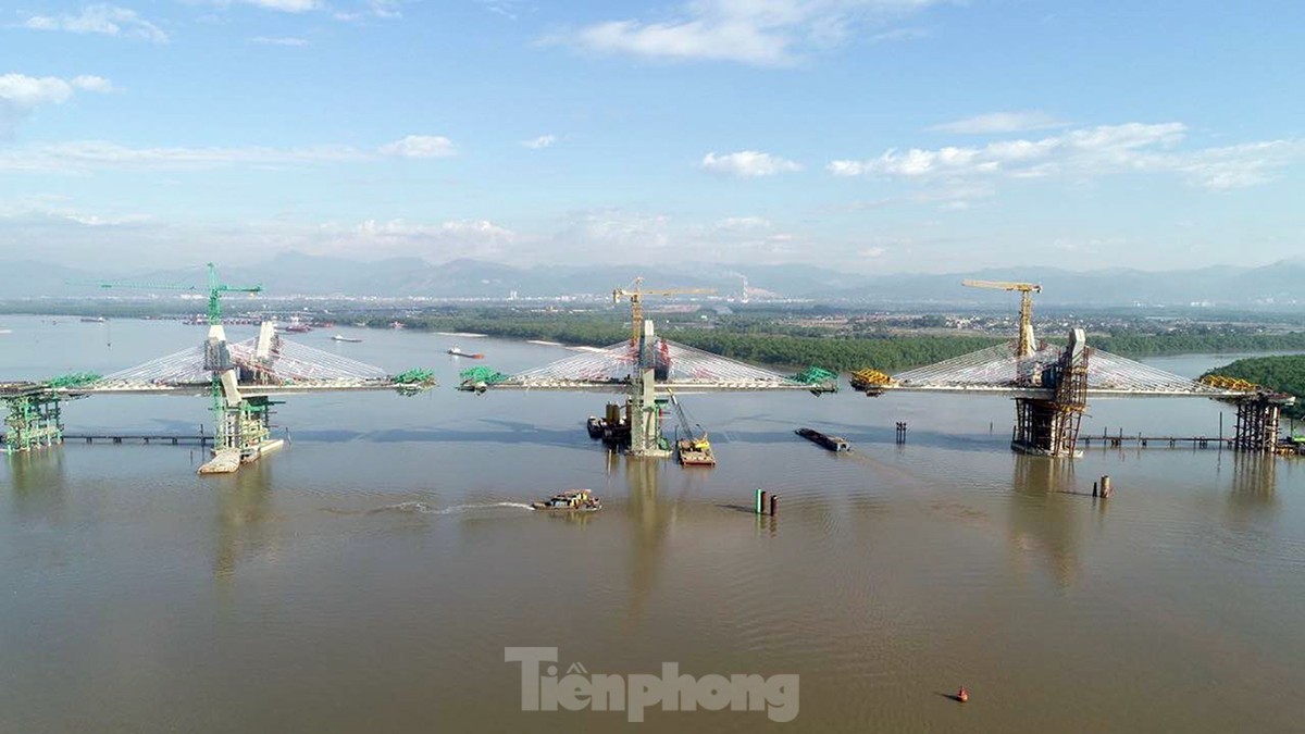 Công nhân làm xuyên Tết, gấp rút xây cầu nghìn tỷ nối Hải Phòng với Quảng Ninh - Ảnh 2.