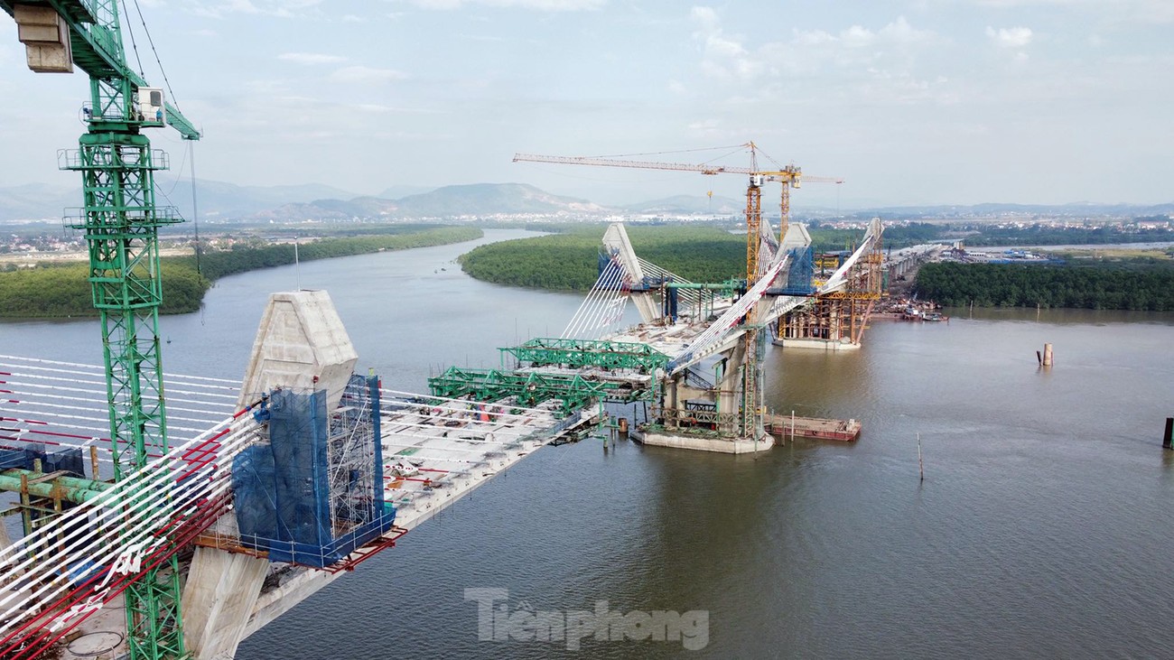 Công nhân làm xuyên Tết, gấp rút xây cầu nghìn tỷ nối Hải Phòng với Quảng Ninh - Ảnh 1.