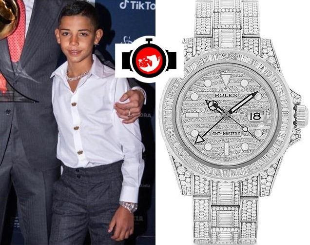 Cậu cả nhà Ronaldo 10 tuổi đã đeo đồng hồ nạm đầy kim cương, đắt gấp 32 lần so với món của thiếu gia nhà Beckham - Ảnh 5.