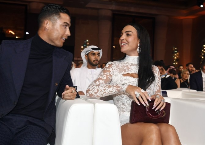 Bạn gái Ronaldo đeo kim cương đầy người đến dự lễ trao giải, hạnh phúc đến phát khóc khi được CR7 gọi là &quot;vợ&quot; - Ảnh 2.