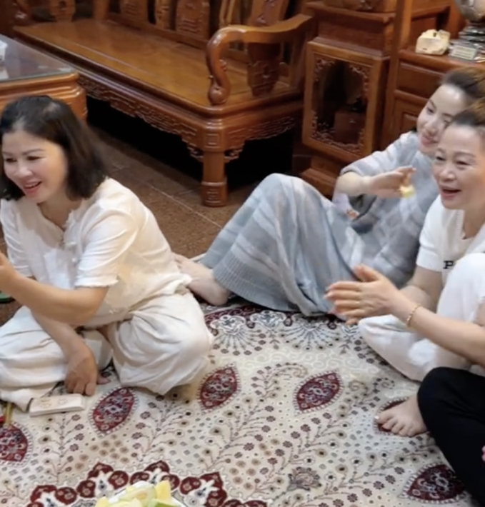 Chu Thanh Huyền ở nhà chồng: Ăn uống, ca hát thoải mái, còn thân thiết với thông gia nhà Quang Hải - Ảnh 2.