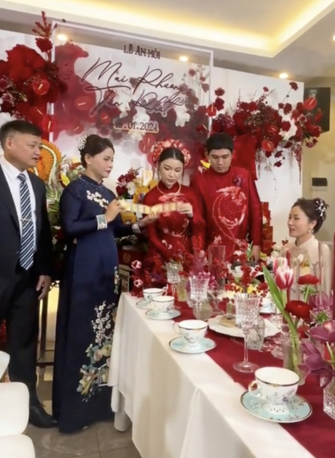 Đám hỏi em gái Linda Ngô: Cô dâu 2k2 visual rạng rỡ, nhận 10 cây vàng làm của hồi môn - Ảnh 4.