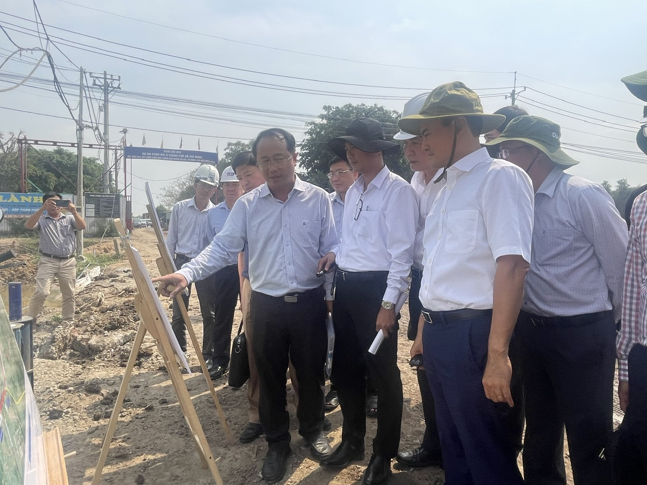 Phó Chủ tịch UBND TP HCM Bùi Xuân Cường khảo sát công trường  gói thầu XL6 thuộc dự án đường Vành đai 3 - TP HCM