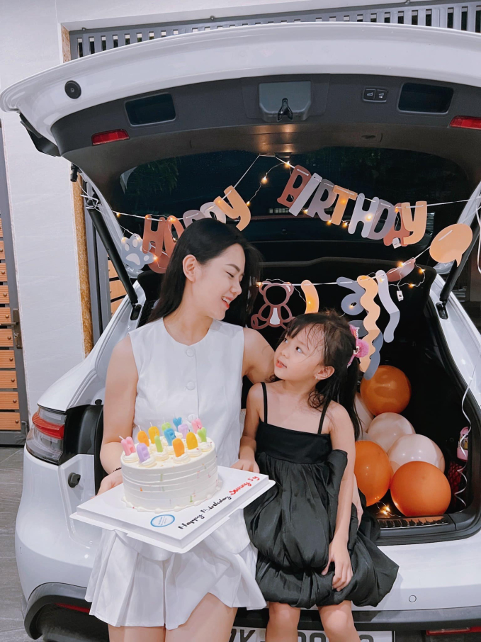 Đội trưởng đội tuyển Việt Nam kỷ niệm 6 năm ngày cưới với vợ hoa khôi: Cuộc sống viên mãn đủ cả nhà lầu, xe hơi