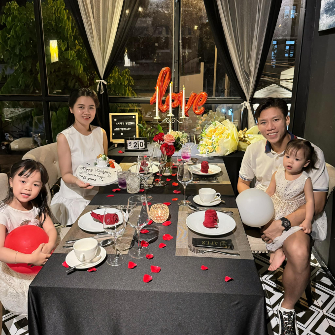Đội trưởng đội tuyển Việt Nam kỷ niệm 6 năm ngày cưới với vợ hoa khôi: Cuộc sống viên mãn đủ cả nhà lầu, xe hơi - Ảnh 1.