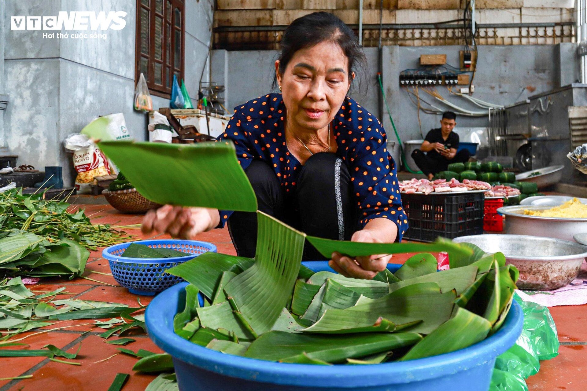 Thăm ngôi làng mỗi ngày gói nghìn chiếc bánh chưng giữa Thủ đô - Ảnh 5.