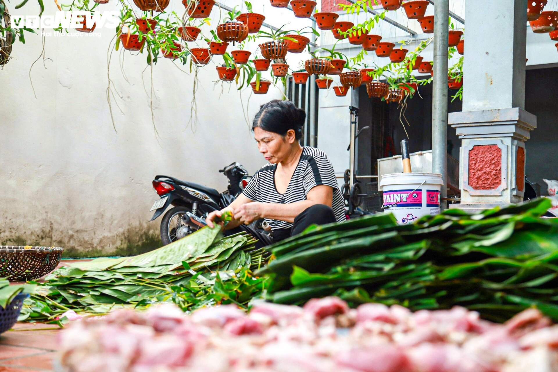 Thăm ngôi làng mỗi ngày gói nghìn chiếc bánh chưng giữa Thủ đô - Ảnh 4.