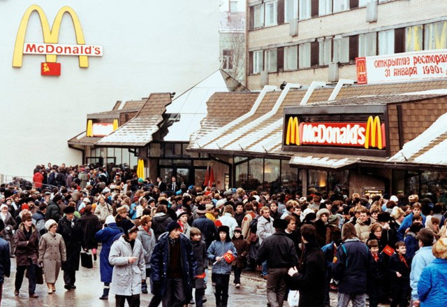 McDonald's tại Nga: Từ đế chế 2 tỷ USD phục vụ 1 triệu khách/ngày, sở hữu nhiều bất động sản nhất nước đến sự chấm dứt câu chuyện truyền kỳ 32 năm - Ảnh 2.