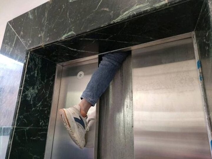 Cửa thang máy đóng bất ngờ, người đàn ông bị 'ngoạm' chân phải - Ảnh 1.