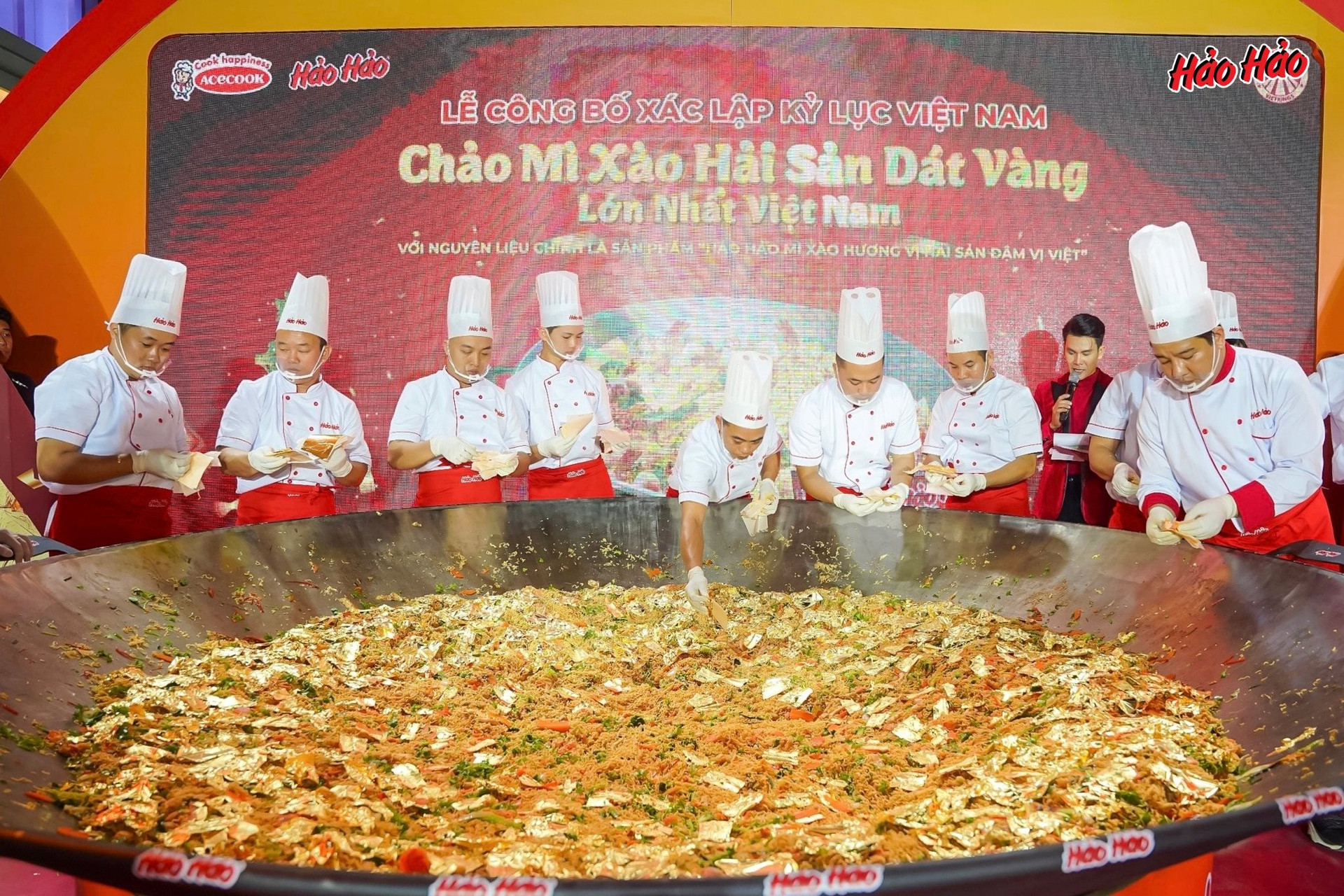 Doanh nghiệp đằng sau chảo mì xào hải sản dát vàng lớn nhất Việt Nam với 20 hũ vàng vảy và 500 lá vàng dát mỏng- Ảnh 1.