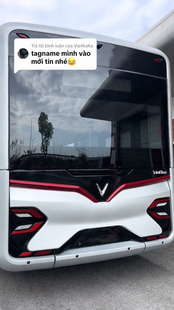 Xôn xao hình ảnh xe khách lạ gắn logo VinFast: Dân mạng khen 