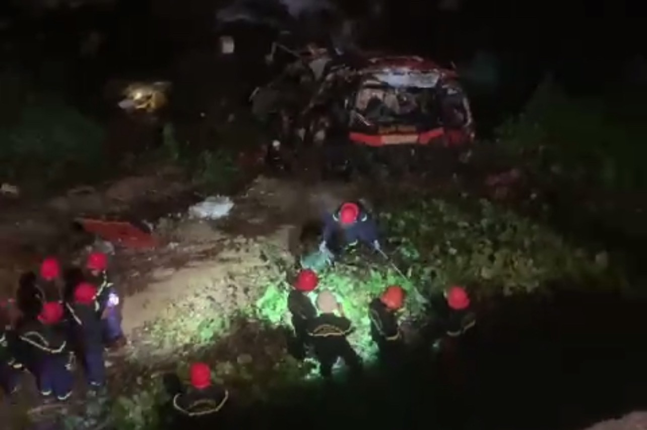 Hiện trường vụ tai nạn ở cao tốc La Sơn - Túy Loan: Xe khách biến dạng dưới vực sâu - Ảnh 4.