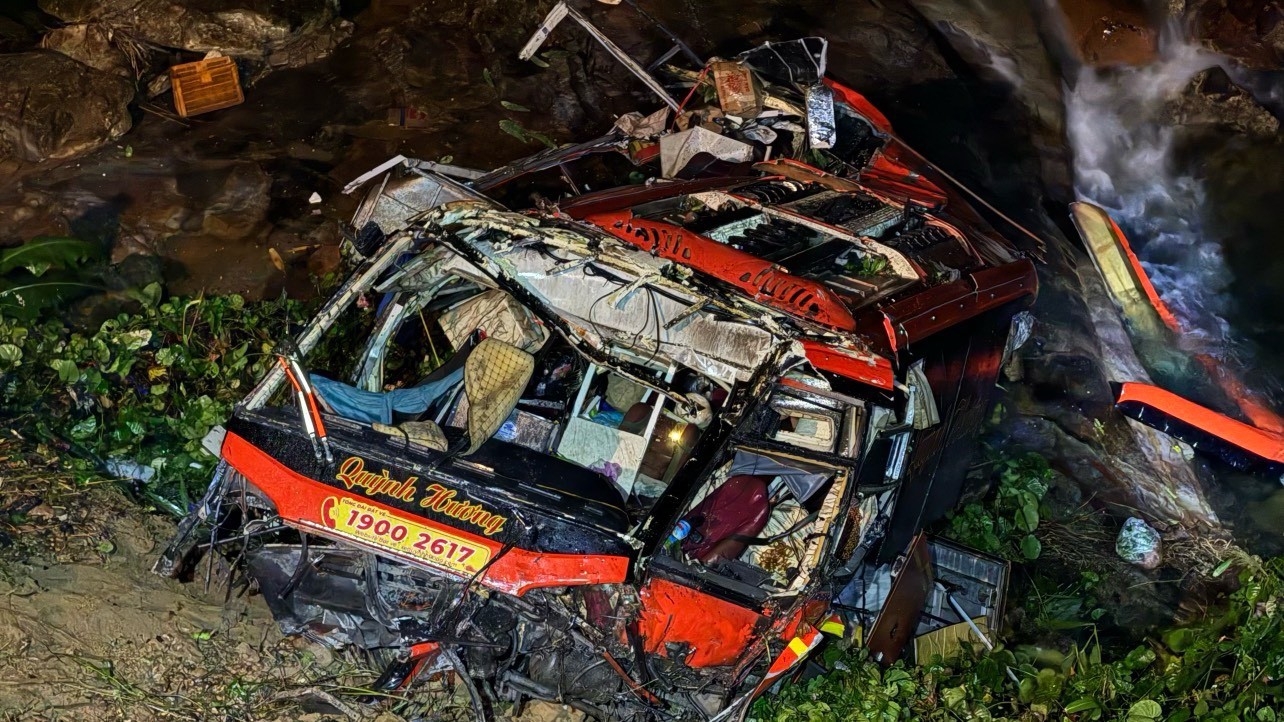 Hiện trường vụ tai nạn ở cao tốc La Sơn - Túy Loan: Xe khách biến dạng dưới vực sâu - Ảnh 3.