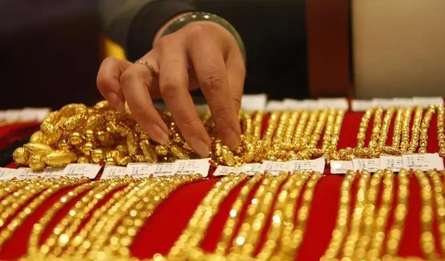 Chị em ngày càng nhiệt tình mua trang sức vàng, coi đó vừa là tiết kiệm vừa là cách thể hiện sở thích cá nhân- Ảnh 1.