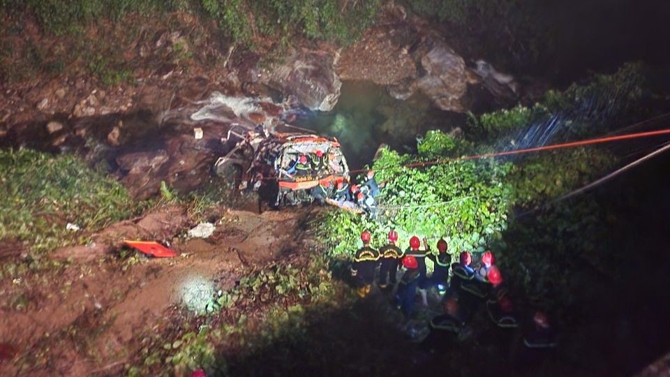 Hiện trường vụ tai nạn ở cao tốc La Sơn - Túy Loan: Xe khách biến dạng dưới vực sâu - Ảnh 1.