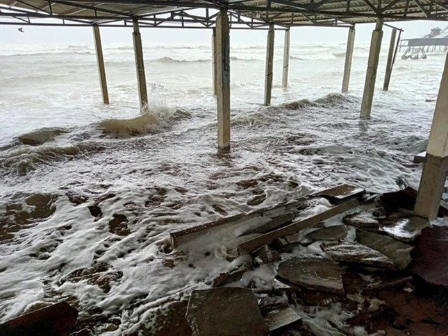 Không khí lạnh tại Huế gây mưa to, gió giật mạnh, sóng biển cao từ 2 đến 3,5 mét - Ảnh 1.