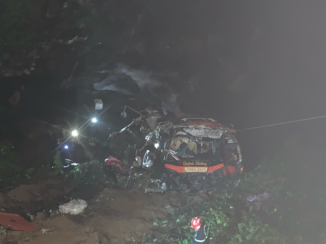 Hiện trường vụ tai nạn ở cao tốc La Sơn - Túy Loan: Xe khách biến dạng dưới vực sâu - Ảnh 2.