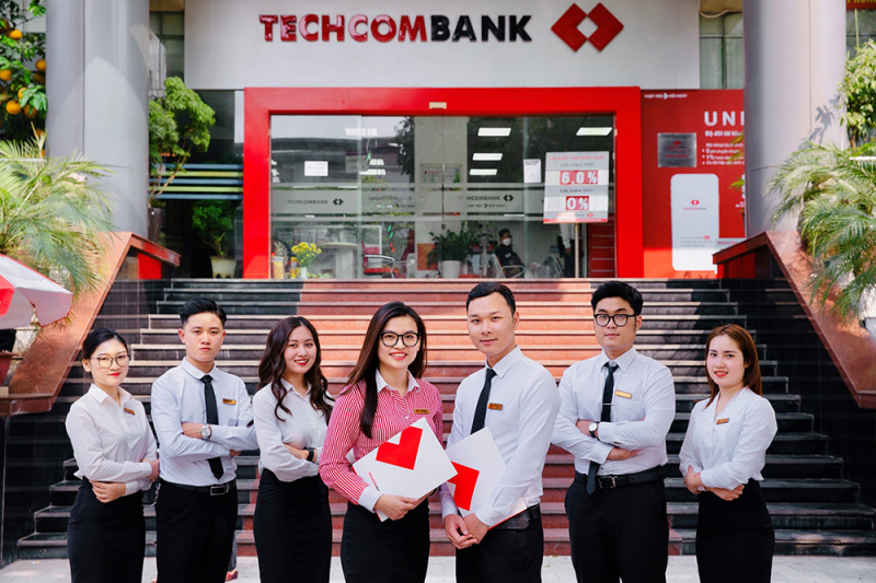 Nhân sự Techcombank có thu nhập bình quân 540 triệu đồng trong năm 2023, gấp 2,5 lần sau 10 năm  - Ảnh 1.