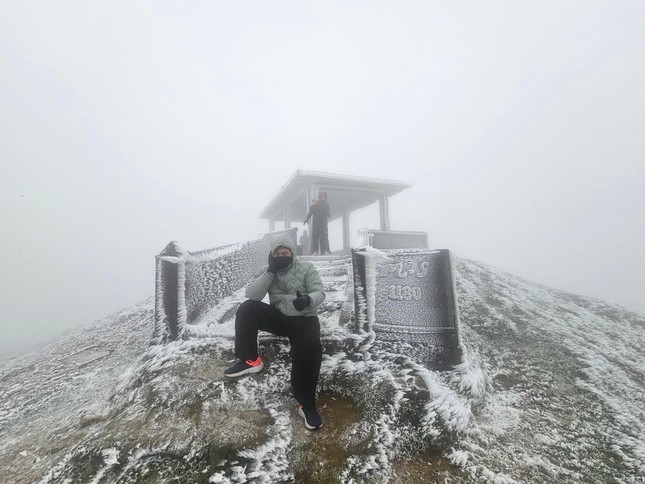 Người Hà Nội đổ xô đi 'săn' băng tuyết trên đỉnh núi Mẫu Sơn - Ảnh 1.