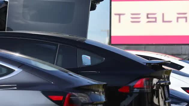 Thiên tài bán giấc mơ Elon Musk: Lại hứa sẽ ra mắt mẫu xe điện mới vào năm 2025, đang mổ xẻ Honda Civic để học cách sản xuất sao cho rẻ - Ảnh 1.