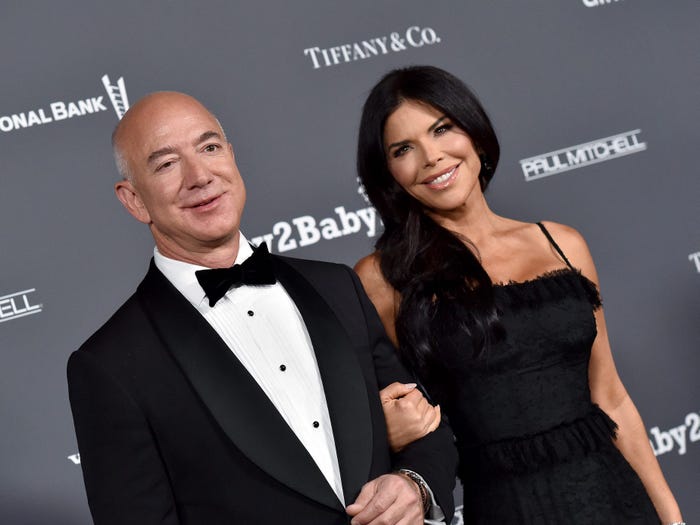 Tiệc sinh nhật hoành tráng của tỷ phú Jeff Bezos: Loạt tỷ phú và ngôi sao hội tụ, vị hôn thê bốc lửa chiếm &quot;spotlight&quot;- Ảnh 1.