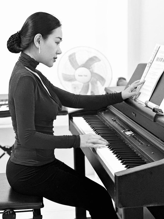 Vợ Hồ Tấn Tài khoe bận cả trăm công việc vẫn tập chơi đàn, chàng cầu thủ có phản ứng bất ngờ- Ảnh 1.