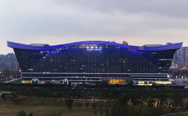 'Kỳ quan' TTTM khổng lồ của Trung Quốc: Lớn gấp 20 lần nhà hát Opera, biển khổng lồ ngay trong nhà, mặt trời nhân tạo chiếu sáng 24/7 - Ảnh 1.