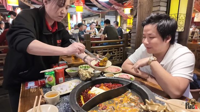 Khoa Pug khoe đi thăm thú Tứ Xuyên, ăn lẩu cay nhất thế giới, một chi tiết khiến 100% dân mạng khen ngợi - Ảnh 3.