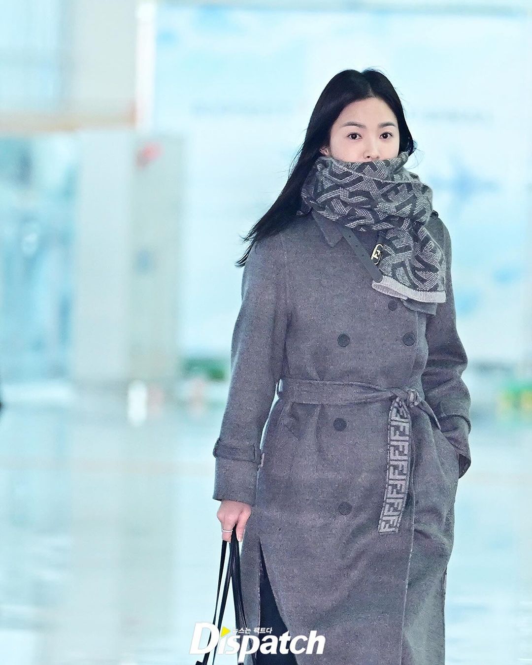 Song Hye Kyo đẹp tỏa sáng tại sân bay sang Pháp, mặt mộc chuẩn nữ thần ở tuổi 42 khiến công chúng xuýt xoa - Ảnh 6.