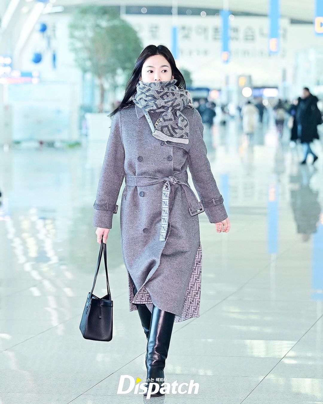 Song Hye Kyo đẹp tỏa sáng tại sân bay sang Pháp, mặt mộc chuẩn nữ thần ở tuổi 42 khiến công chúng xuýt xoa - Ảnh 4.