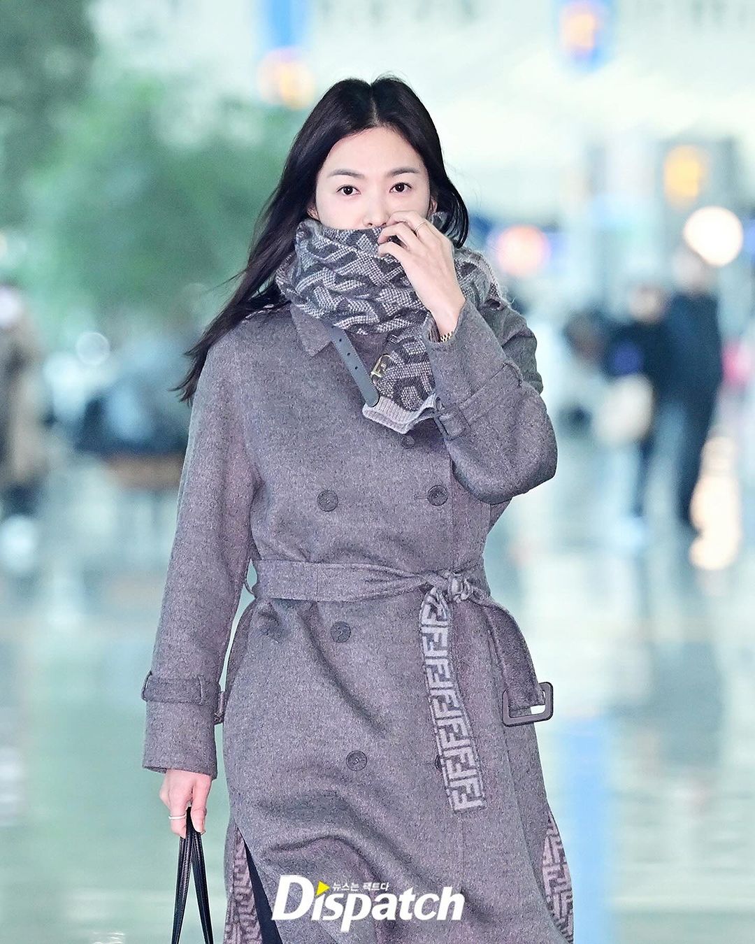 Song Hye Kyo đẹp tỏa sáng tại sân bay sang Pháp, mặt mộc chuẩn nữ thần ở tuổi 42 khiến công chúng xuýt xoa - Ảnh 3.