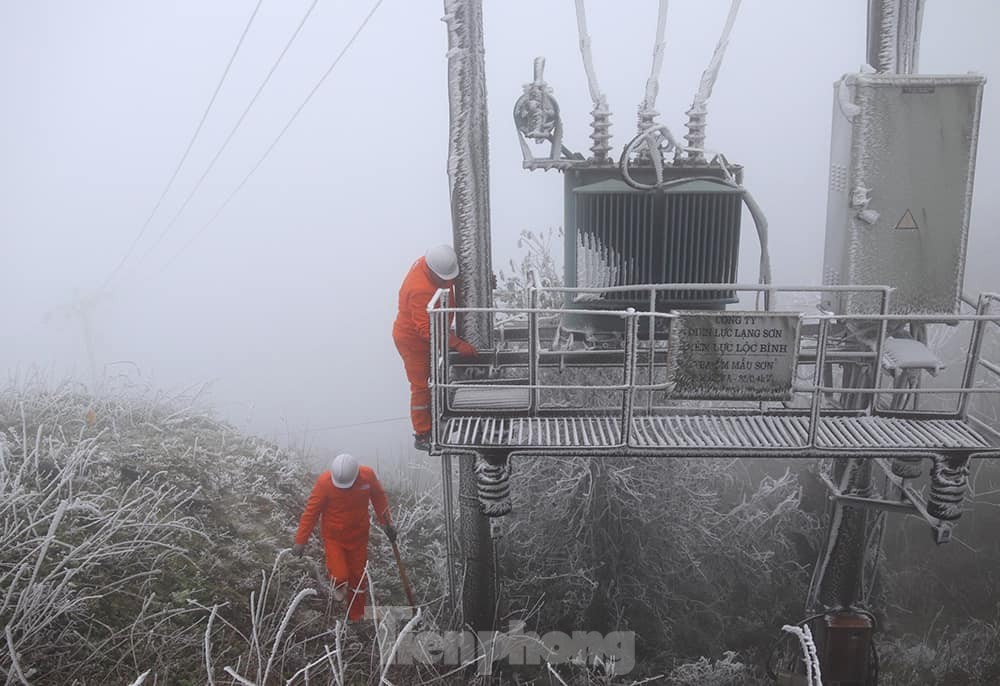 Những người 'gõ băng tuyết', đảm bảo lưới điện hoạt động trong giá lạnh - Ảnh 7.