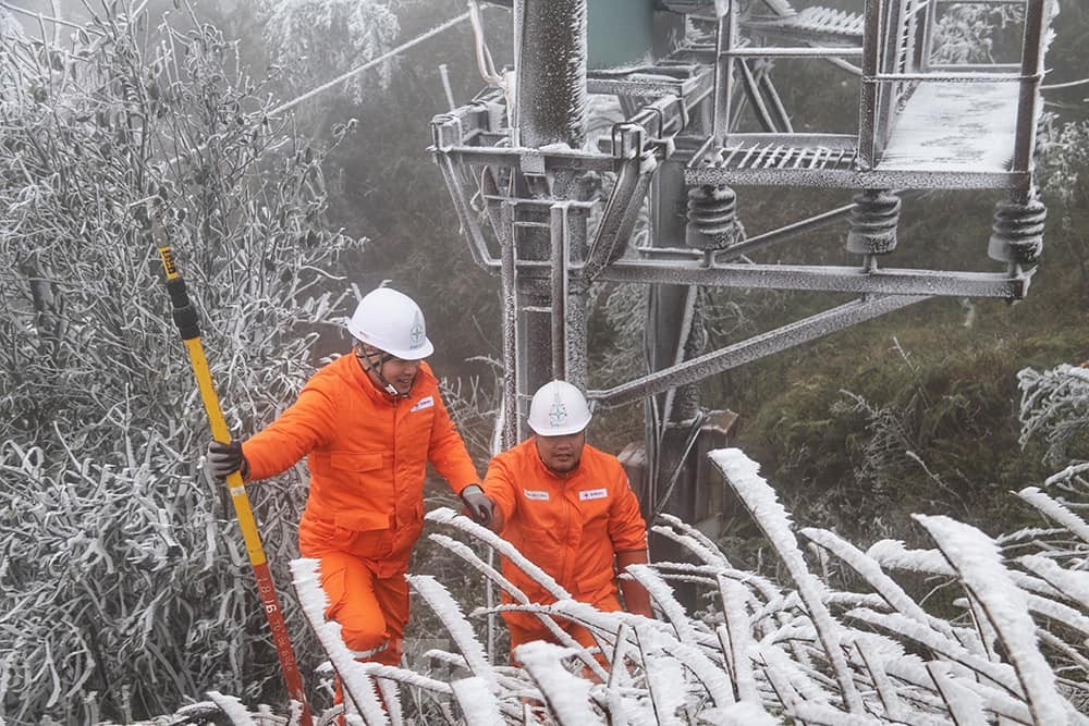 Những người 'gõ băng tuyết', đảm bảo lưới điện hoạt động trong giá lạnh - Ảnh 5.