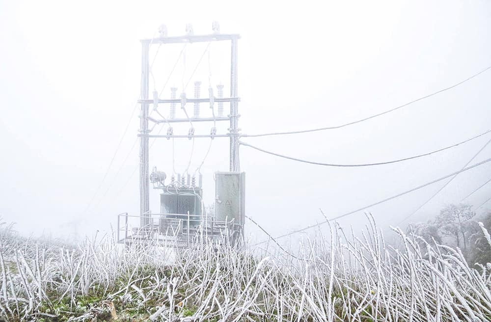 Những người 'gõ băng tuyết', đảm bảo lưới điện hoạt động trong giá lạnh - Ảnh 1.