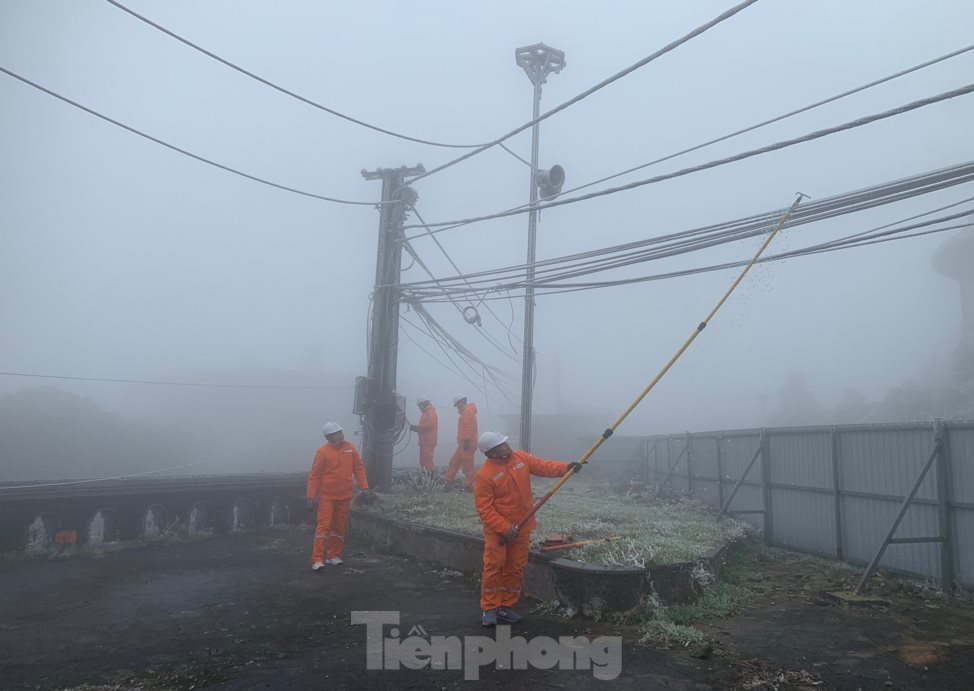 Những người 'gõ băng tuyết', đảm bảo lưới điện hoạt động trong giá lạnh - Ảnh 4.