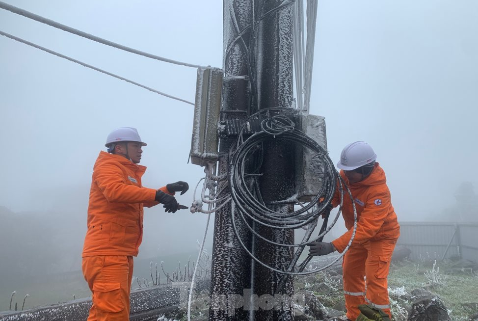 Những người 'gõ băng tuyết', đảm bảo lưới điện hoạt động trong giá lạnh - Ảnh 6.
