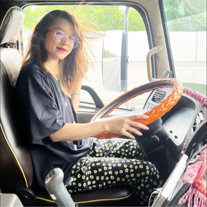 Gặp Ngô Hạnh - mỹ nữ lái xe tải 30 tấn ở Thái Nguyên, phủ hồng xe bằng hình Hello Kitty: Cuộc sống ra sao sau khi nổi tiếng? - Ảnh 3.