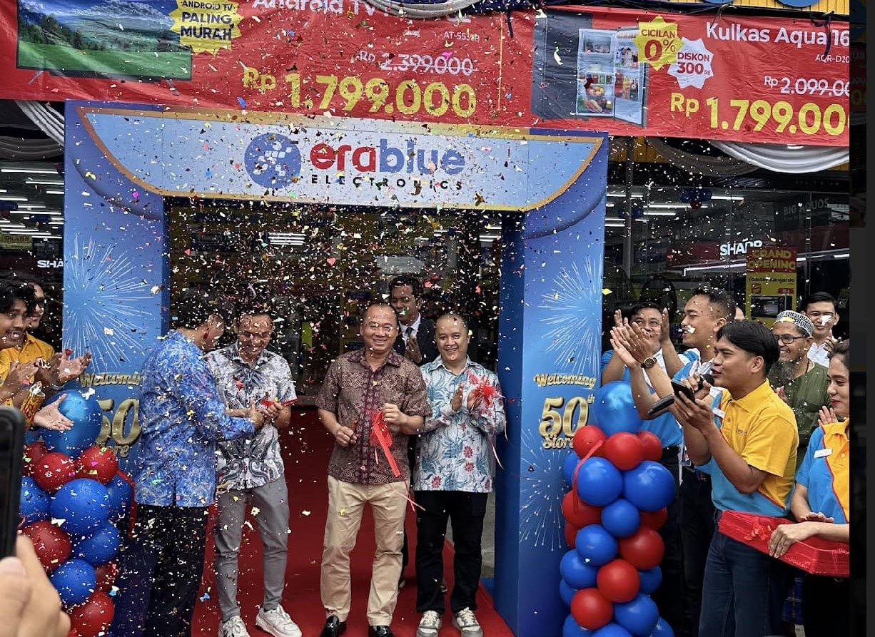 Ước tính đóng 200 cửa hàng tại Việt Nam trong 3 tháng cuối năm 2023, Thế giới di động vừa khai trương cửa hàng Erablue thứ 50 tại Indonesia - Ảnh 1.