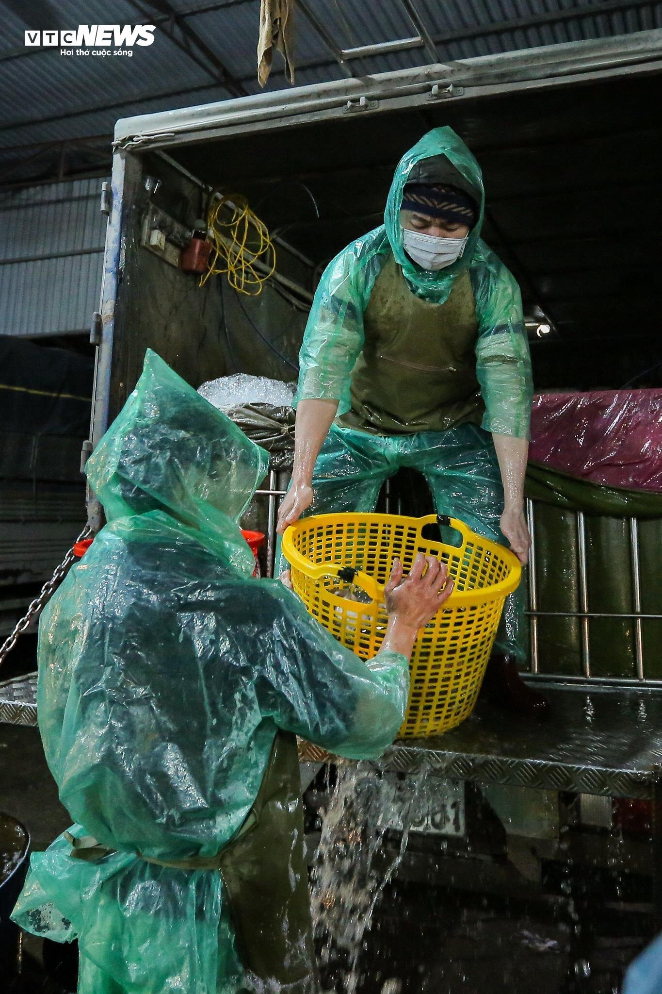 Những bàn tay khiêng đá, bắt cá mưu sinh trong giá rét 9 độ C ở Hà Nội - Ảnh 19.