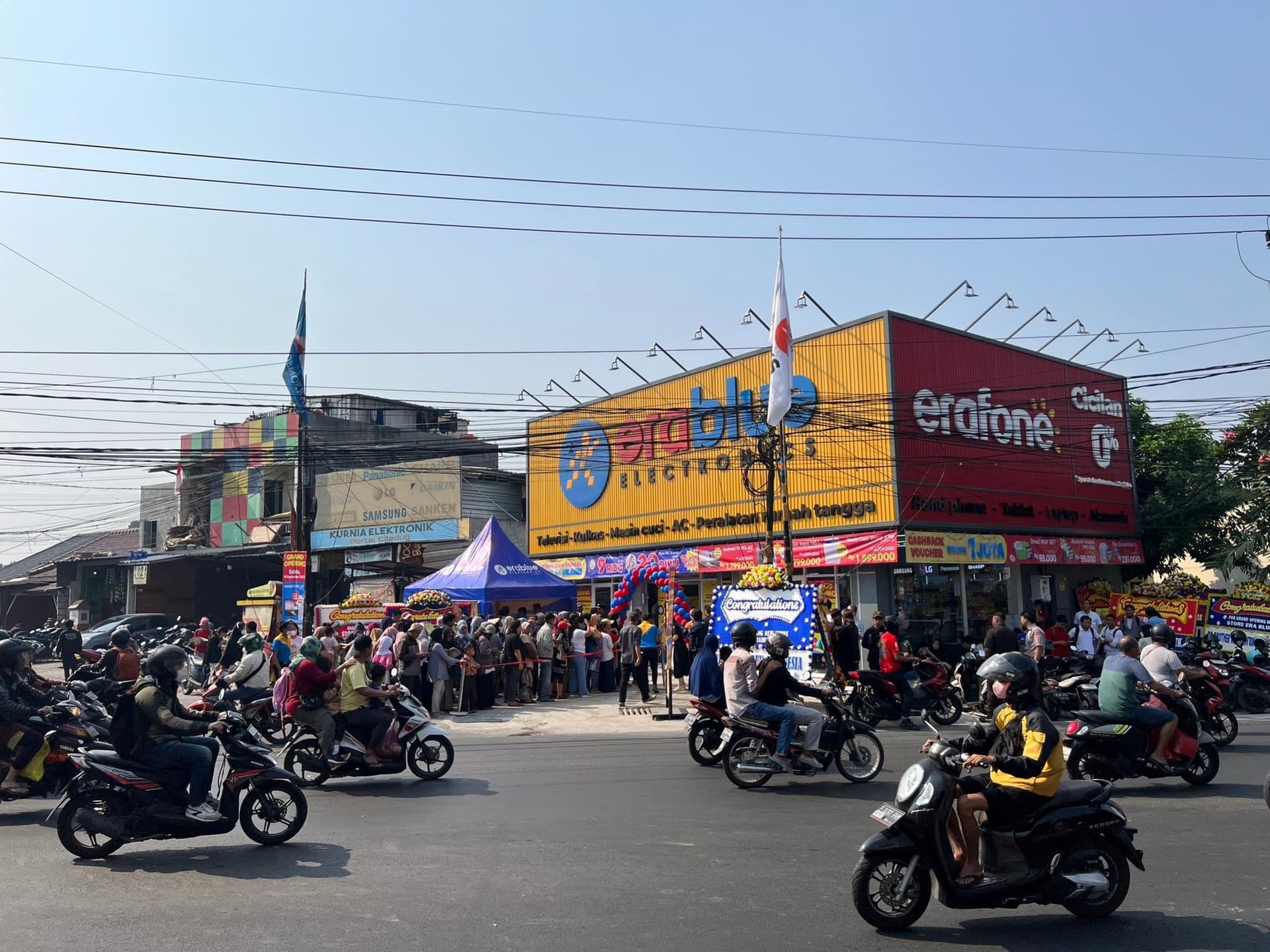 Ước tính đóng 200 cửa hàng tại Việt Nam trong 3 tháng cuối năm 2023, Thế giới di động vừa khai trương cửa hàng Erablue thứ 50 tại Indonesia - Ảnh 2.