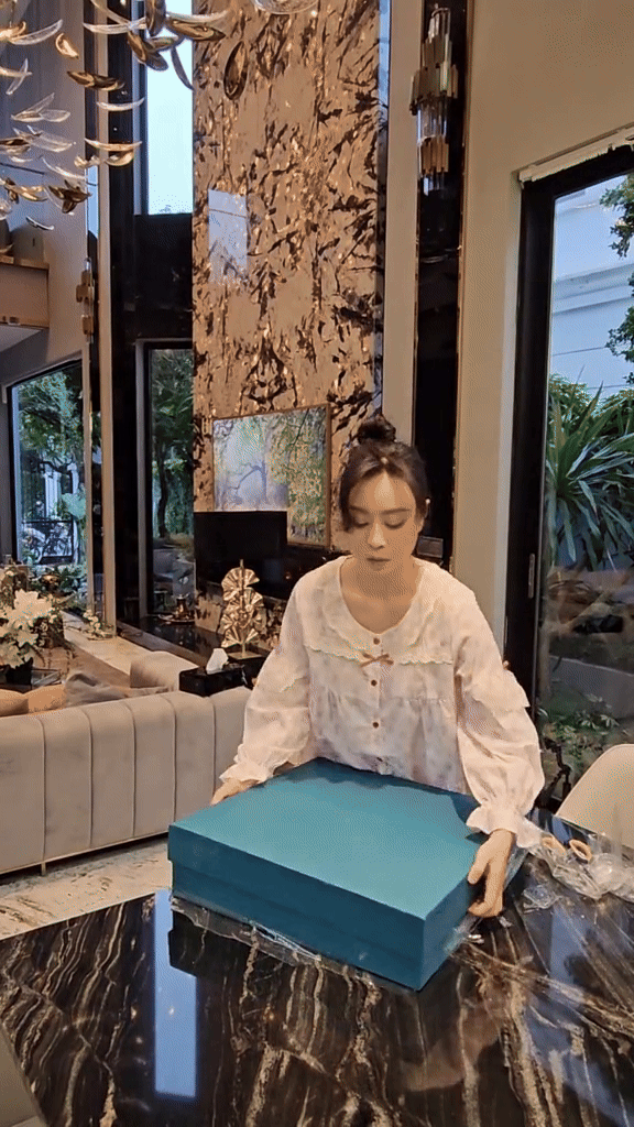 "Chị đẹp" unbox khay đựng mứt Tết giá gần 30 triệu, netizen choáng váng bảo: "Chắc mua ở shop Thái Công!"