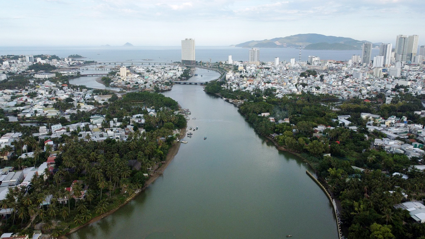 Các hạng mục xây dựng đường, kè hai bên sông Cái Nha Trang hiện đang tạm dừng do World Bank ngừng cấp vốn. (Ảnh: Trung Nhân)