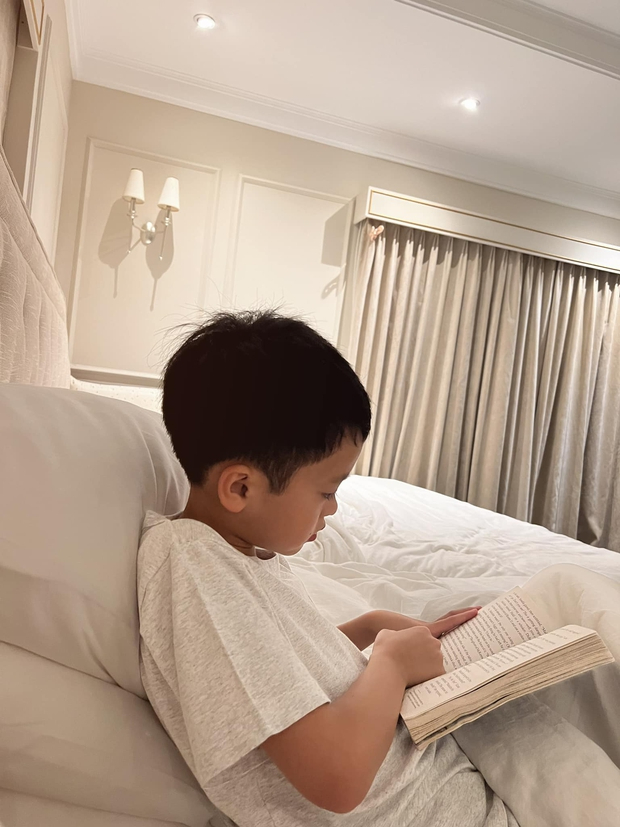 Tăng Thanh Hà đăng khoảnh khắc con trai ngồi đọc sách một mình, lại gần mới phát hiện chi tiết cực đáng nể - Ảnh 2.