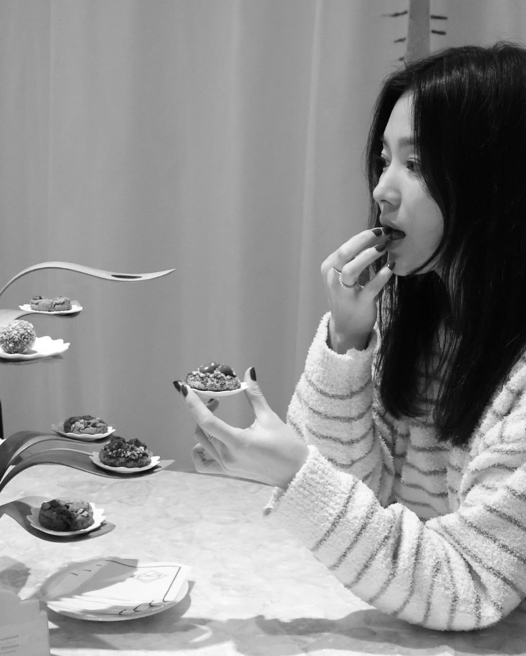 "Bà hoàng mặt mộc" Song Hye Kyo trở thành chủ đề hot khi thả nhẹ vài tấm ảnh xuề xoà ở trời Tây- Ảnh 1.