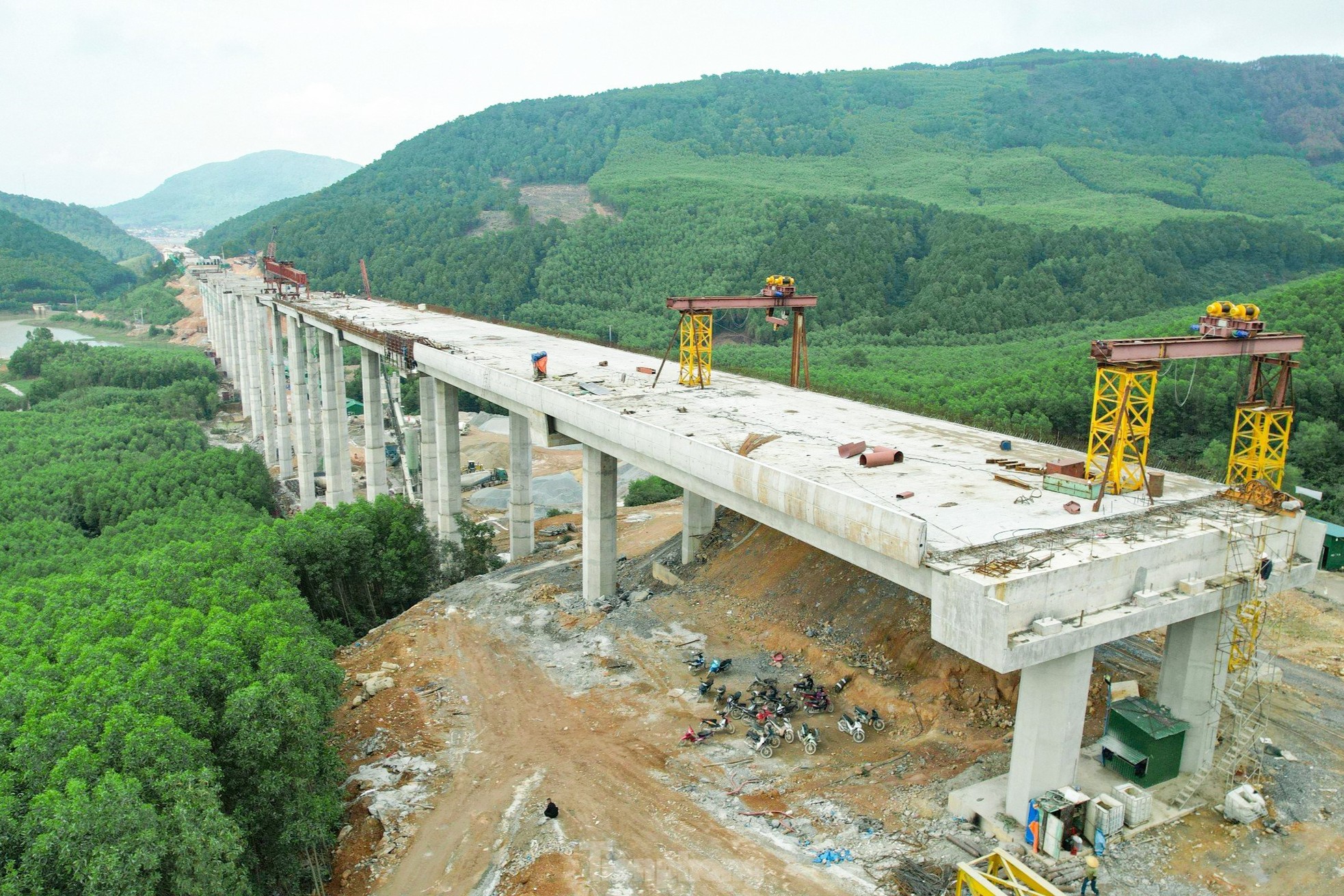 Cận cảnh những cây cầu vượt núi trên cao tốc Diễn Châu - Bãi Vọt - Ảnh 1.